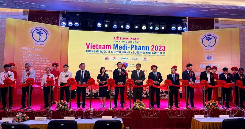 题为“30年——汇聚与发展”的2023年第30届越南国际医药制药、医疗器械展览会在河内拉开序幕。