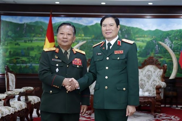 越南人民军总参谋长、国防部副部长阮新刚上将（右）与老挝副总理兼国防部长占沙蒙•占雅拉大将。
