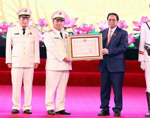 范明正总理代表党和国家领导人向经济安全局授予一等保卫祖国勋章。