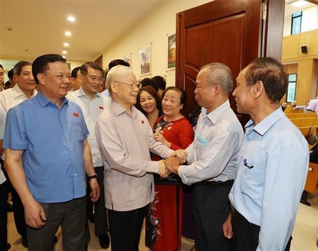 越共中央总书记阮富仲会见河内市巴停郡选民。
