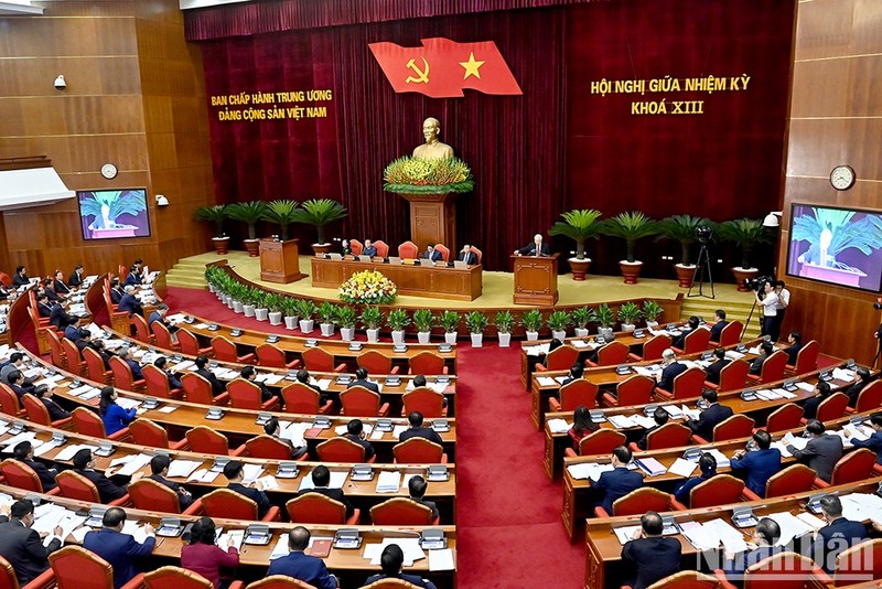 越南共产党第十三届中央委员会任期中期会议在首都河内隆重开幕。（登科 摄）