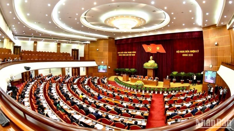 越共十三届中央委员会任期中期会议15日上午在河内开幕。