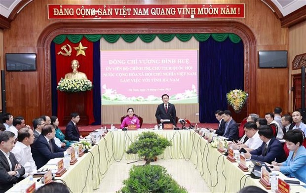 越共中央政治局委员、越南国会主席王廷惠在河南省府里市与该省委常委会举行工作会谈。