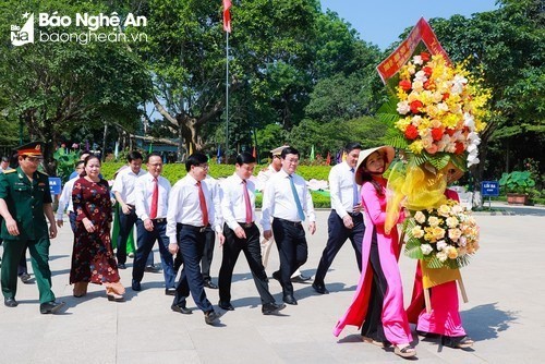义安省代表团前往义安省南坛县金莲村国家级特殊遗迹区敬香和敬献花圈。