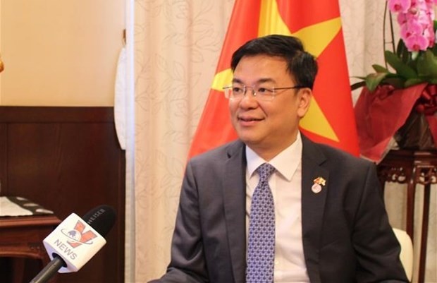 越南驻日本大使范光效接受记者的采访。
