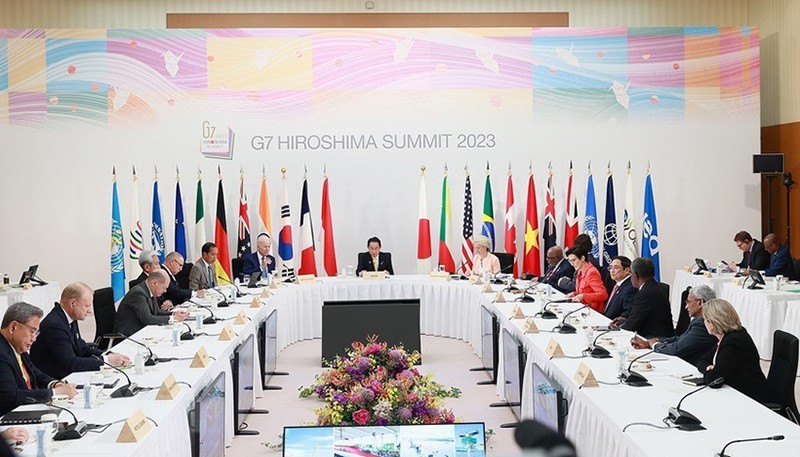 越南政府总理范明正与七国集团扩大代表团团长出席有关全球基础设施和投资伙伴关系的讨论会。