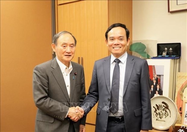 越南政府副总理陈流光会见日本前首相菅义伟。
