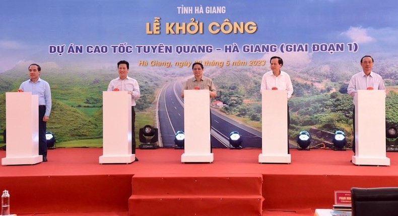 越南政府总理范明正出席宣光-河江高速公路项目（一期工程）开工仪式。