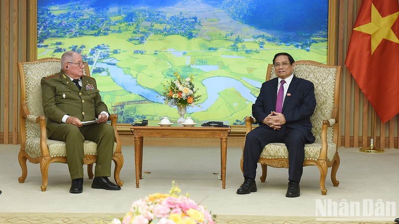 越南政府总理范明正会见古共中央政治局委员、古巴革命武装力量部长阿尔瓦罗•洛佩斯•米耶拉上将。（陈海 摄）