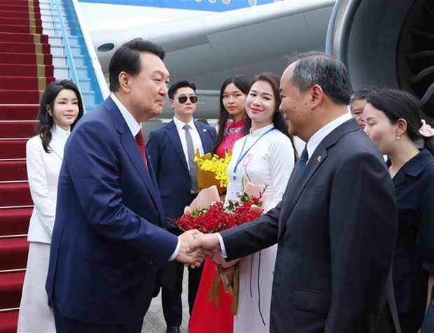 越南国家主席办公厅主任黎庆海到机场迎接韩国总统夫妇。