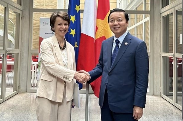 越南政府副总理陈红河与法国开发署副署长玛丽·海伦·洛松。
