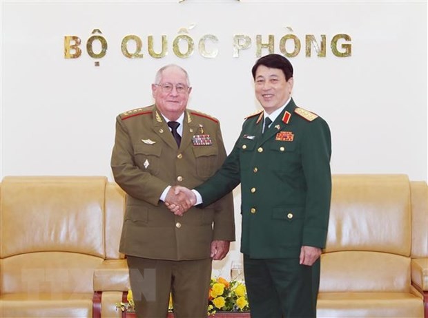 越南人民军总政治局主任梁强大将会见古巴革命武装力量部长阿尔瓦罗•洛佩斯•米耶拉上将。（图片来源：越通社）