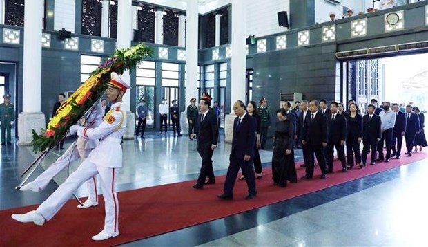 越南国家主席武文赏率领国家主席代表团参加追悼会。