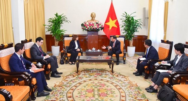 越南外交部长裴青山会见埃及驻越南大使阿迈勒·阿卜杜勒·卡德尔·埃尔莫西·萨拉马。
