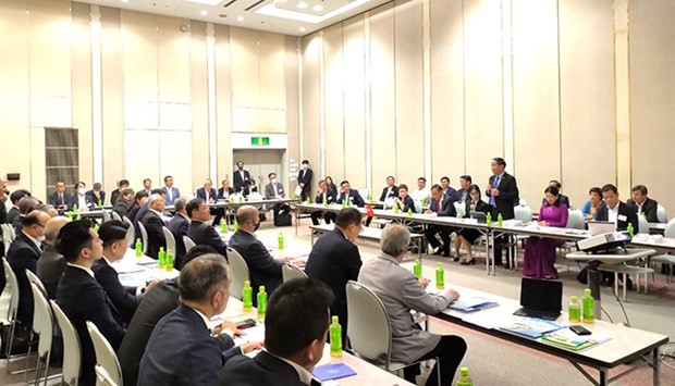 平定省人民委员会主席范英俊在贸易投资促进会上发言。
