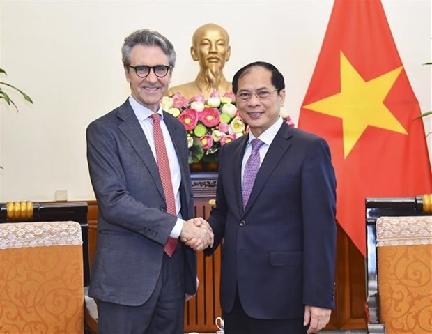 越南外交部长裴青山会见欧盟驻越南代表团团长乔治•阿里贝蒂。