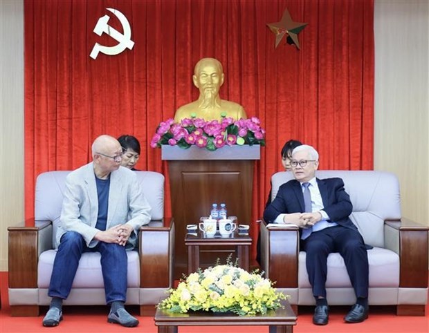 平阳省省委书记阮文利与日本三谷产业股份公司代表举行工作会议。