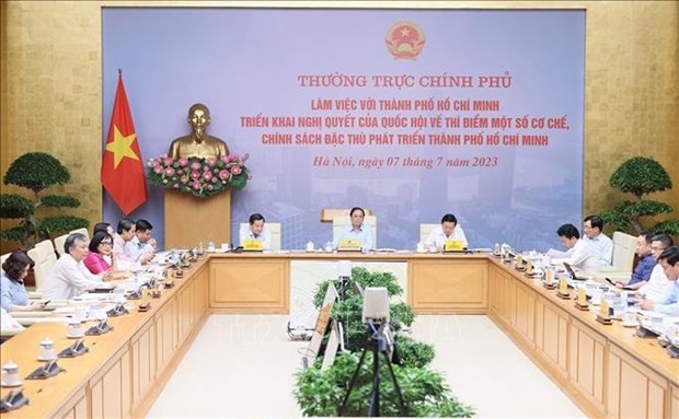 越南政府总理范明正主持召开政府常务委员会与胡志明市线上会议。