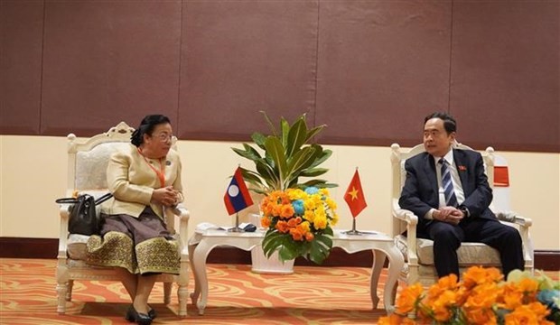 越南国会常务副主席陈青敏与老挝国会副主席顺通·赛雅佳。