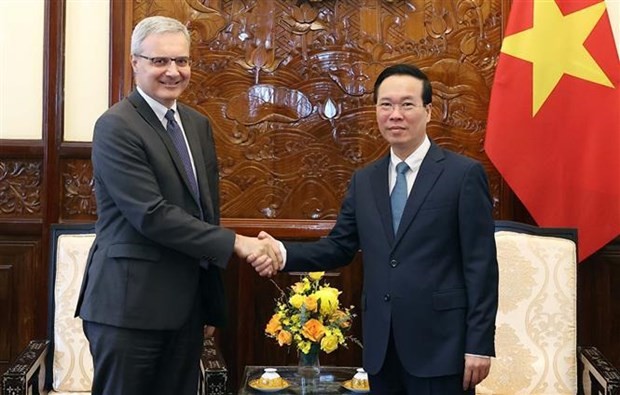 越南国家主席武文赏（右）与法国驻越南大使尼古拉斯·沃纳里。