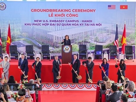越南外交部部长裴青山（左三）与美国国务卿安东尼•布林肯（左四）在河内出席了美国驻越南大使馆新馆动工仪式。