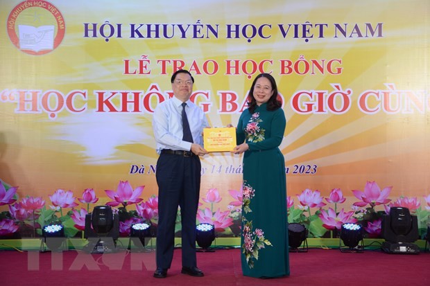 国家副主席武氏映春向越南助学协会代表赠送礼物。