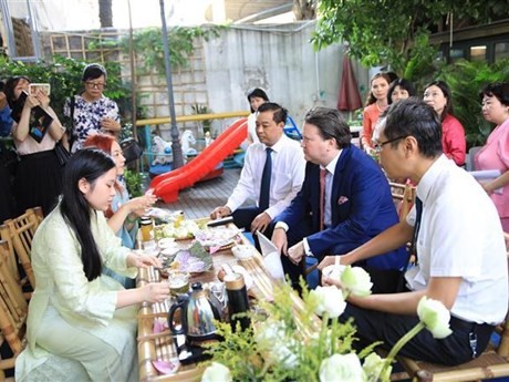 美国驻越大使和代表们品尝越南美食。