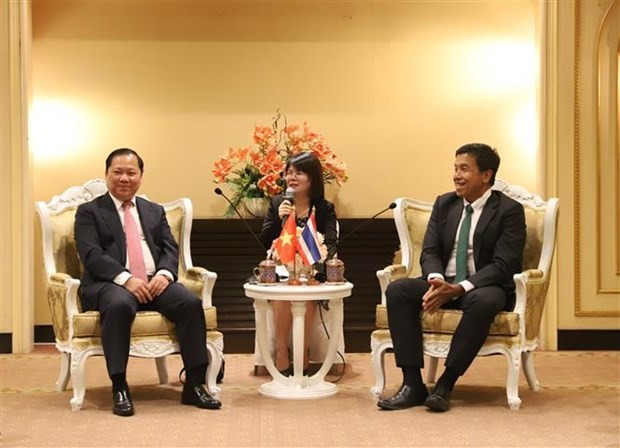 越共中央候补委员、和平省委书记阮飞龙（左）与曼谷市长查猜举行工作会谈。