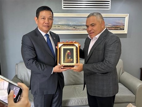 越南驻委内瑞拉大使武忠美向委内瑞拉拉腊州州长阿道夫·佩雷拉赠送纪念品。