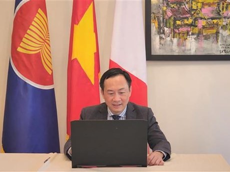 越南驻意大利大使杨海兴在签字仪式上发表讲话。