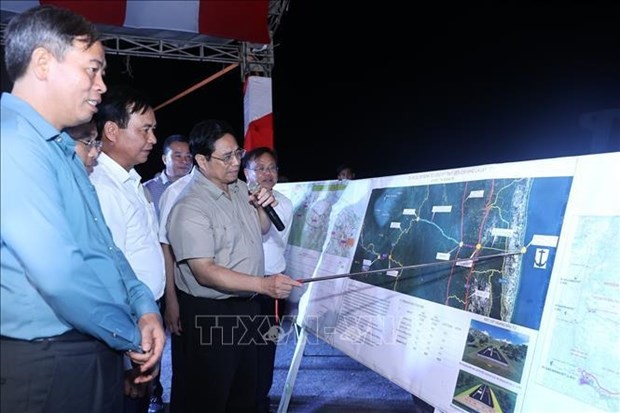 越南政府总理范明正22日下午率团视察广治省一些重点交通工程项目。