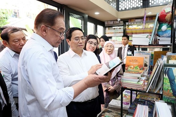 越南政府总理范明正和马来西亚总理安瓦尔·易卜拉欣在书街看书。