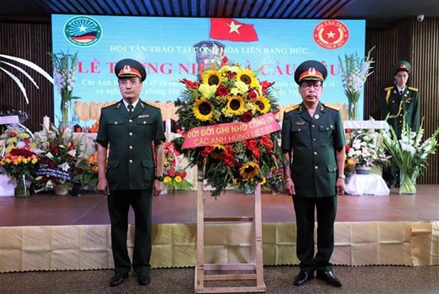 越南旅居德国新朝协会为在保卫祖国、统一国家的斗争中英勇牺牲的烈士们举行祈祷仪式。