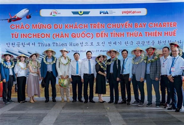 承天顺化省人民委员会领导及单位代表向旅客和机组人员赠送鲜花和纪念品。