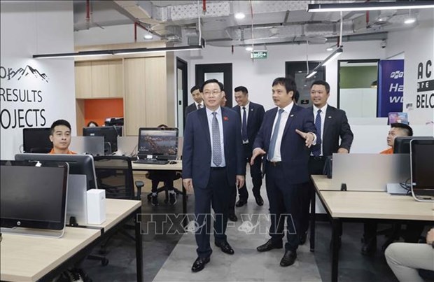 8月6日，越南国会主席王廷惠走访越南FPT集团驻印度尼西亚办事处。（图片来源：越通社）