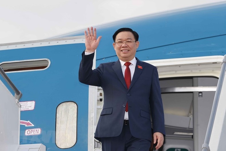 越南国会主席王廷惠抵达伊朗首都德黑兰梅赫拉巴德国际机场。（图片来源：越通社）
