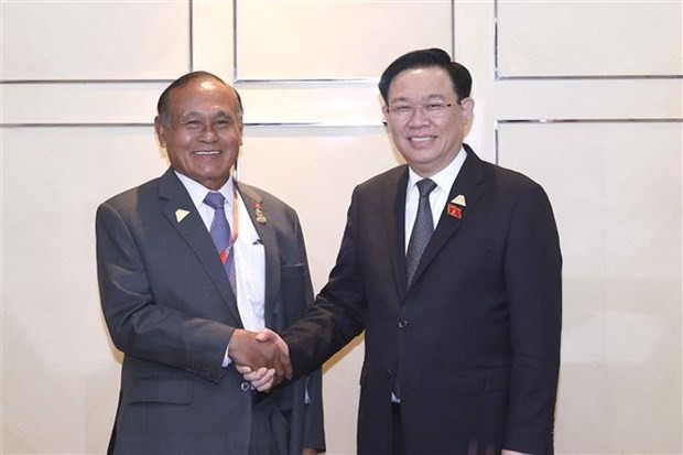 越南国会主席王廷惠会见柬埔寨参议院第二副主席泰普·恩戈恩。