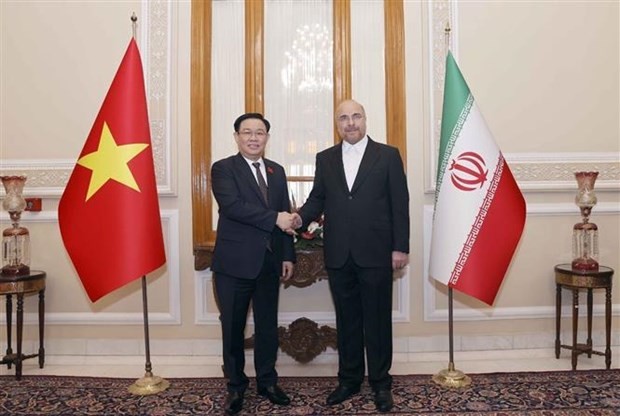 越南国会主席王廷惠与伊朗议会议长穆罕默德·巴吉尔·卡利巴夫。