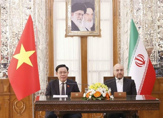 越南国会主席王廷惠与伊朗议会议长卡利巴夫共见记者。