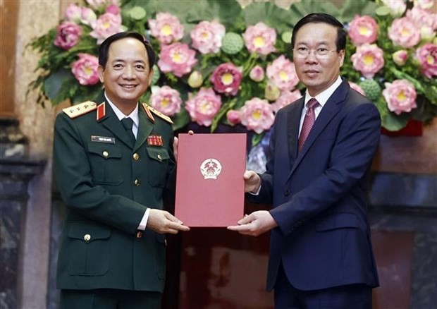 国家主席武文赏向郑文决同志颁发晋升上将军衔决定书。