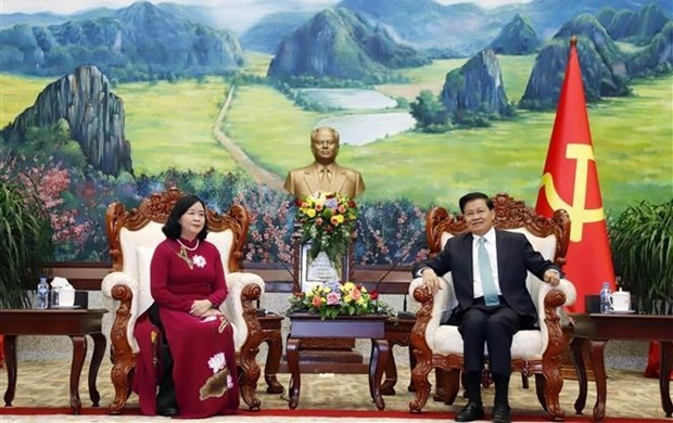 老挝人民革命党中央委员会总书记、老挝国家主席通伦·西苏里会见越共中央书记处书记、中央民运部部长裴氏明淮。