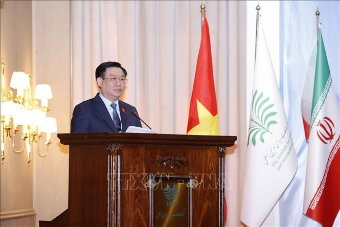 越南国会主席王廷惠发表重要讲话。
