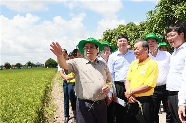 范明正总理造访塔梅县美东乡胜利农业服务合作社。