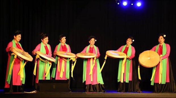 旅德越南人乐队为观众献演越南传统舞蹈节目。