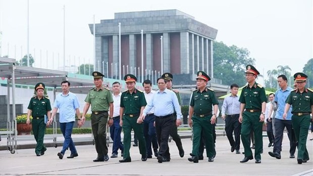 越南政府总理范明正率团视察胡志明主席陵定期维修、保养工作。