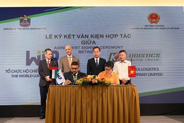 出席研讨会代表共同见证了世界物流护照计划代表与越南9家商业伙伴代表签署了合作协议。