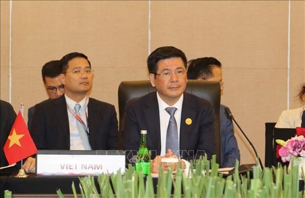 越南工贸部部长阮鸿延率领越南代表团出席会议。
