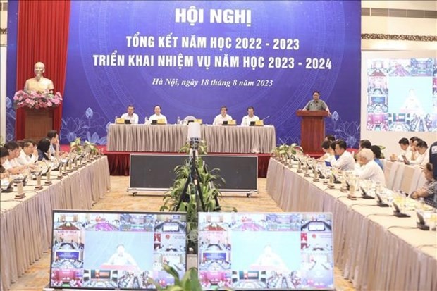 越南政府总理范明正在会议上发表讲话。