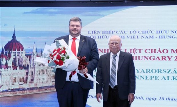 越南与匈牙利友好协会胡志明市分会主席黎明哲向匈牙利驻胡志明市总领事Lehocz Gabor赠送鲜花。