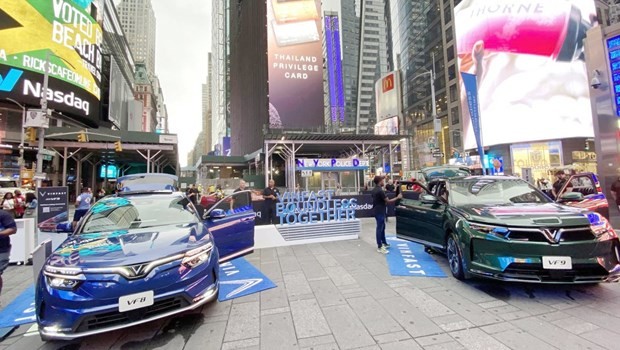 VinFast在美国纽约纳斯达克证券交易所总部前展示电动汽车。